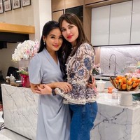 Undangan Titi tersebut sekaligus untuk merayakan ulang tahunnya yang jatuh pada 7 Desember. Luna Maya yang hadir mengenakan pakaian casual tampak berpose bersama Titi yang kini sudah resmi berusia 42 tahun. Foto: Instagram/@titi_kamall