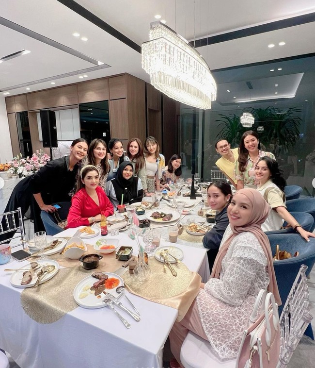 Terlihat geng cendol asik menikmati hidangan mewah berupa steak yang disuguhkan oleh Titi Kamal. Semua anggota geng Cendol pun terlihat kompak berpose tersenyum ke arah kamera. Foto: Instagram/@titi_kamall