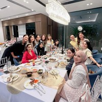 Terlihat geng cendol asik menikmati hidangan mewah berupa steak yang disuguhkan oleh Titi Kamal. Semua anggota geng Cendol pun terlihat kompak berpose tersenyum ke arah kamera. Foto: Instagram/@titi_kamall