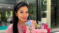 Sebelum dirayakan bersama Geng Cendol, wanita yang akrab disapa Tikam ini juga merayakan ulang tahunnya bersama Geng Gajebo. Perayaan ini juga dilakukan di rumahnya. Foto: Instagram @titi_kamall