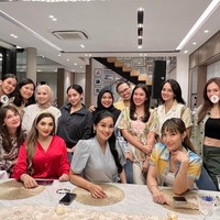 Yang tak kalah mencuri atensi ialah penampilan Wulan Guritno yang bak ABG. Mengenakan dalaman crop top, Wulan tampak memamerkan perut ratanya. Foto: Instagram/@titi_kamall