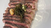Salah satu menu yang disajikan oleh Titi Kamal adalah steak. Steak itu tampak empuk dan juicy dengan tingkat kematangan medium. Foto: Instagram @titi_kamall