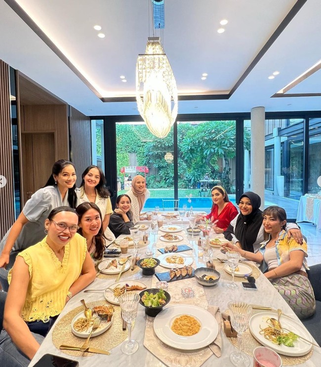 Geng cendol yang beranggotakan Ayu Dewi, Aurel Hermansyah, Ashanty, Tya Ariestya, Nagita Slavina, Ririn Ekawati, dan beberapa lainnya itu terlihat tampil kompak. Berisi artis-artis yang memiliki harta berlimpah, tak heran jika geng artis yang satu ini kerap jadi sorotan. Foto: Instagram/@titi_kamall