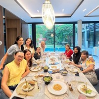 Geng cendol yang beranggotakan Ayu Dewi, Aurel Hermansyah, Ashanty, Tya Ariestya, Nagita Slavina, Ririn Ekawati, dan beberapa lainnya itu terlihat tampil kompak. Berisi artis-artis yang memiliki harta berlimpah, tak heran jika geng artis yang satu ini kerap jadi sorotan. Foto: Instagram/@titi_kamall