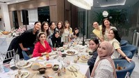 Momen ulang tahun Titi Kamal ini dihadiri Nagita Slavina, Wulan Guritno, Ayu Dewi, Ashanti, Luna Maya, dan member Geng Cendol lainnya. Momen makan mereka tampak hangat. Foto: Instagram @titi_kamall