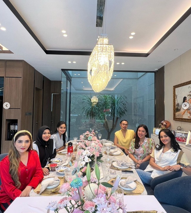 Menyambut kehadiran geng Cendol, rumah Titi Kamal juga terlihat sudah didekorasi dan dipercantik dengan bunga-bunga yang didominasi warna merah muda. Foto: Instagram/@titi_kamall