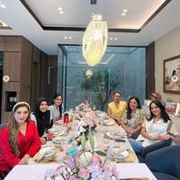 Menyambut kehadiran geng Cendol, rumah Titi Kamal juga terlihat sudah didekorasi dan dipercantik dengan bunga-bunga yang didominasi warna merah muda. Foto: Instagram/@titi_kamall