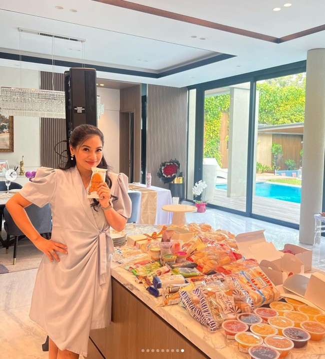 Tak hanya hidangan utama, berbagai macam snack juga telah disiapkan oleh Titi untuk menyambut kehadiran geng Cendol ke rumahnya. Foto: Instagram/@titi_kamall