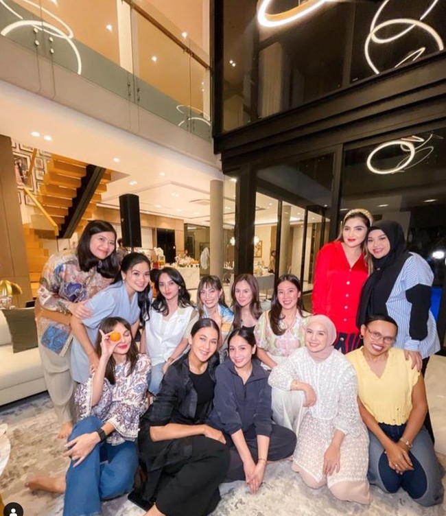 Geng Cendol yang berisi para artis ibukota terlihat kembali berkumpul bersama. Kali ini geng Cendol berkumpul di rumah salah satu anggotanya, Titi Kamal. Foto: Instagram/@titi_kamall