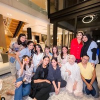 Geng Cendol yang berisi para artis ibukota terlihat kembali berkumpul bersama. Kali ini geng Cendol berkumpul di rumah salah satu anggotanya, Titi Kamal. Foto: Instagram/@titi_kamall