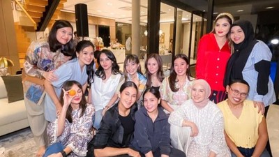7 Potret Geng Cendol Main ke Rumah Titi Kamal, Wulan Guritno Tampil Bak ABG