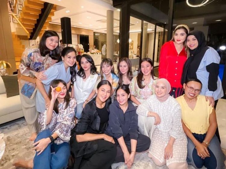 7 Potret Geng Cendol Main ke Rumah Titi Kamal, Wulan Guritno Tampil Bak ABG