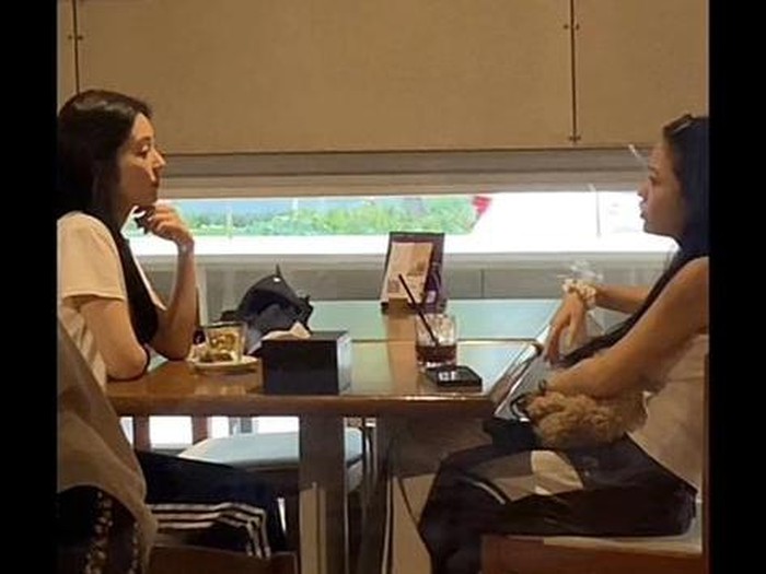 Irene dan Yeri Red Velvet nongkrong di kafe Titik Temu