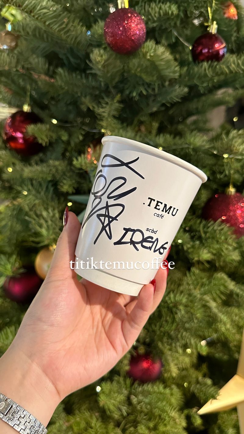 Irene dan Yeri Red Velvet nongkrong di kafe Titik Temu