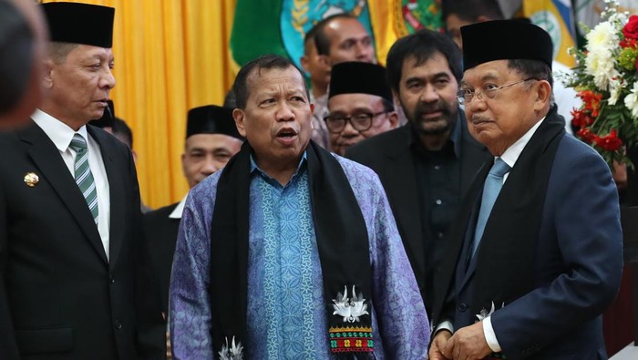 Mantan Wakil Presiden yang juga tokoh perdamaian Aceh Jusuf Kalla (kanan) bersama ketua juru runding RI dan mantan Menteri Hukum dan HAM Hamid Awaluddin (dua kiri), mantan panglima Gerakan Aceh Merdeka (GAM) Muzakir Manaf (dua kanan) dan Pj Gubernur Aceh Achmad Marzuki (kiri) menghadiri pengukuhan Paduka Tgk. Malik Mahmud Al-Haythar sebagai Wali Nanggroe Aceh periode 2023-2028 pada rapat paripurna istimewa DPRA di Banda Aceh, Aceh, Jumat (15/12/2023). Paduka Tgk. Malik Mahmud Al-Haythar untuk ketiga kalinya memimpin lembaga Wali Nanggroe yang dibentuk khusus sebagai amanah kesepakatan damai MoU Helsinki antara Pemerintah Indonesia dengan Gerakan Aceh Merdeka (GAM) yang telah dituangkan dalam Undang-Undang Nomor 11 Tahun 2006 tentang Pemerintahan Aceh. ANTARA FOTO/Irwansyah Putra.