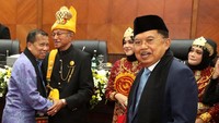 Mantan Wakil Presiden yang juga tokoh perdamaian Aceh Jusuf Kalla (kanan) bersama Ketua juru runding Republik Indonesia dan mantan Menteri Hukum dan HAM Hamid Awaluddin (kiri) memberikan ucapan selamat kepada Paduka Tgk. Malik Mahmud Al-Haythar (dua kiri) yang kembali dilantik sebagai Wali Nanggroe Aceh periode 2023-2028 usai rapat paripurna istimewa DPRA di Banda Aceh, Aceh, Jumat (15/12/2023).