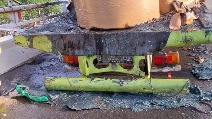 Truk muatan kertas terbakar di arah Soetta