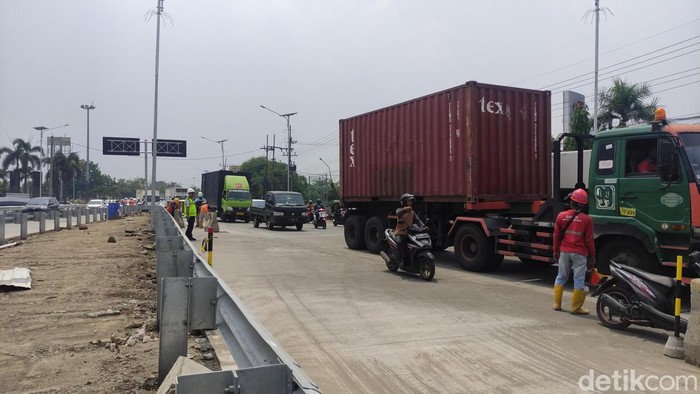 Uji Coba Fly Over Juanda Dalam rangka mendukung kelancaran arus lalu lintas serta memfasilitasi arus mudik dan arus balik selama Libur Natal 2023 dan Tahun Baru 2024 (Nataru), Fly Over (FO) Djuanda dilakukan uji coba fungsional mulai 15 Desember 2023 hingga 21 Desember 2023.
