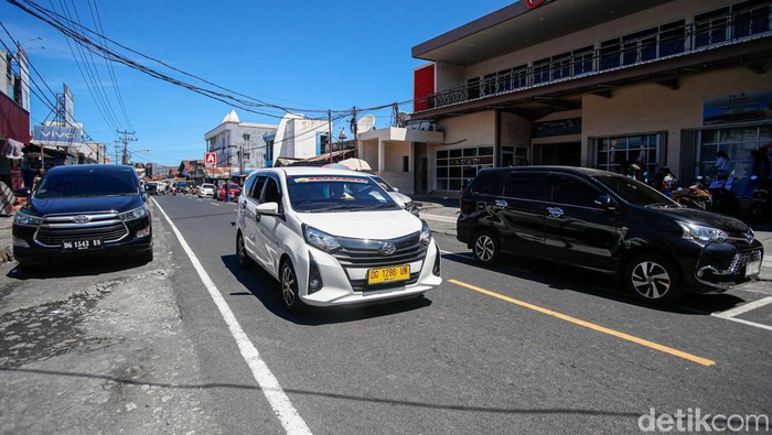 Unik, Innova hingga Mobilio Jadi 'Angkot' di Tobelo Sejumlah Trans Halut terparkir di Tobelo, Halmahera Utara, Maluku Utara.