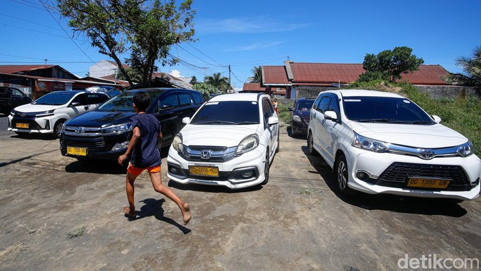 Unik, Innova hingga Mobilio Jadi 'Angkot' di Tobelo Sejumlah Trans Halut terparkir di Tobelo, Halmahera Utara, Maluku Utara.