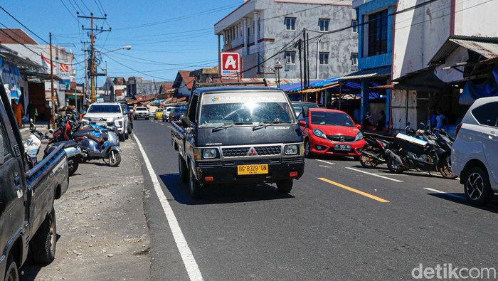 Sejumlah Trans Halut terparkir di Tobelo, Halmahera Utara, Maluku Utara.