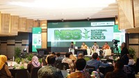 Konferensi pergulaan terbesar di Indonesia tahun ini diselenggarakan atas kolaborasi Asosiasi Gula Indonesia (AGI), Ikatan Ahli Gula Indonesia (IKAGI), dan PT Rajawali Nusantara Indonesia (Persero)/Holding BUMN Pangan ID FOOD. National Sugar Summit (NSS) 2023, berlangsung di Waskita Rajawali Tower (WRT), Jakarta, Rabu, (13/12/2023).