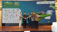 Menteri BUMN Erick Thohir, Direktur Utama ID FOOD Frans Marganda Tambunan, Direktur Utama Holding Perkebunan PTPN III, Mohamad Abdul Gani, Direktur Eiksekutif Asosiasi Gula Indonesia Budi Hidayat dan  Ketua Umum Ikatan Ahli Gula Indonesia (IKAGI) Aris Toharisman foto bersama di sela-sela kegiatan. 