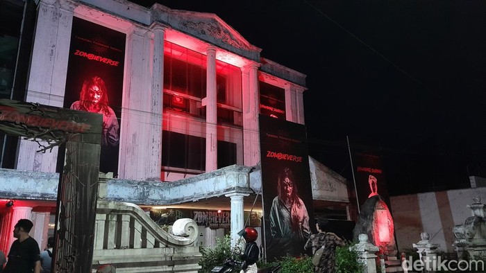 Wahana wisata rumah hantu di bekas Hotel Cakra, Jalan Slamet Riyadi, Kemlayan, Kota Solo, Kamis (14/12/2023) malam.