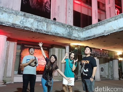 Wahana wisata rumah hantu di bekas Hotel Cakra, Jalan Slamet Riyadi, Kemlayan, Kota Solo, Kamis (14/12/2023) malam.