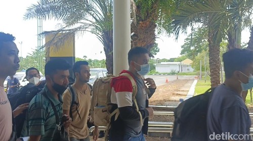 Delapan WN Bangladesh saat tiba di Bandara El Tari Kupang, NTT, Jumat (15/12/2023) untuk diberangkatkan ke Jakarta. (Yufengki Bria/detikBali).