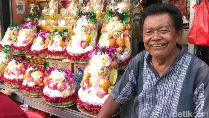Yoyo, penjual parsel di Pasar Barito. (Astrid Meishella/detikcom)