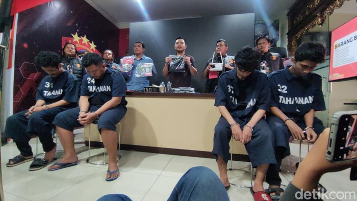 Keempat konten kreator tersebut yakni bernama M. Rizky Ramadhan (24), Krismanto (25), Dimas Suryadaru (25) dan Adityo Fajarkusuma (30). Ini potret para tersangka di Mapolrestabes Semarang, Jumat (15/12/2023)