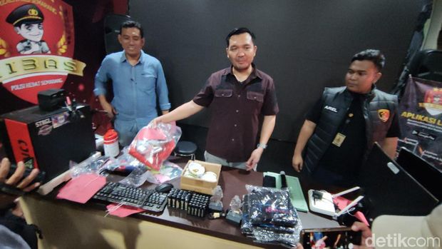 Keempat konten kreator tersebut yakni bernama M. Rizky Ramadhan (24), Krismanto (25), Dimas Suryadaru (25) dan Adityo Fajarkusuma (30). Ini potret para tersangka di Mapolrestabes Semarang, Jumat (15/12/2023)