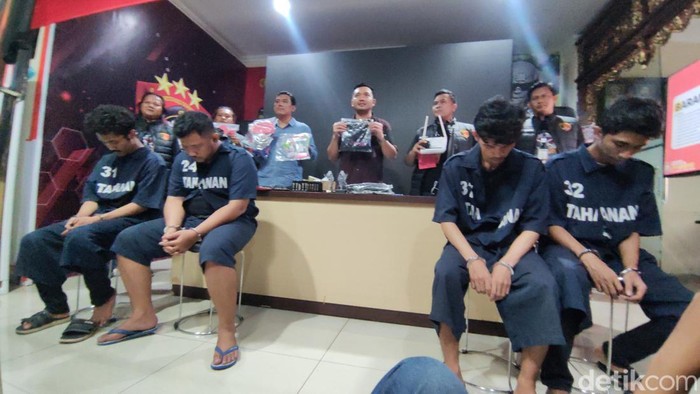 Keempat konten kreator tersebut yakni bernama M. Rizky Ramadhan (24), Krismanto (25), Dimas Suryadaru (25) dan Adityo Fajarkusuma (30). Ini potret para tersangka di Mapolrestabes Semarang, Jumat (15/12/2023)