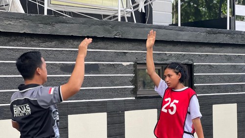 Reneldis Maa (19) saat  mengikuti seleksi Bintara Rekrutmen Proaktif Polri 2023 melalui jalur penghargaan di Mapolda NTT. (Humas Polda NTT).