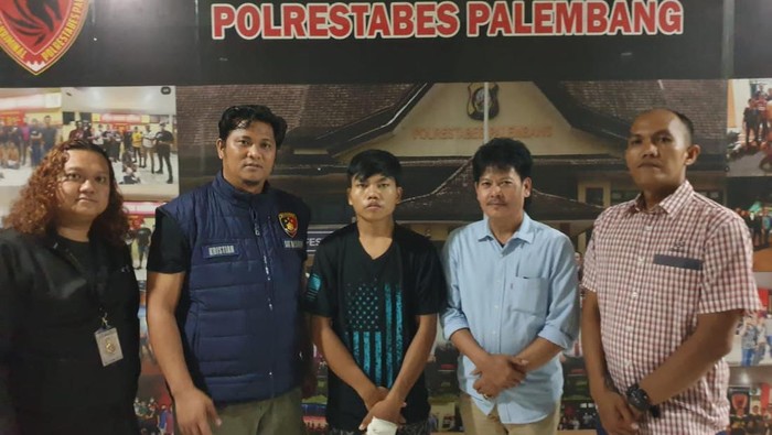 Aldo, pelaku penusukan hingga korban tewas ditangkap Satreskrim Polrestabes Palembang.