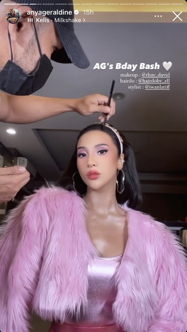 Anya Geraldine memilih tampil serba pink dengan tanktop metallic yang dipadukan dengan jaket bulu. Menggunakan lipstik pink yang dipadukan eyeshadow pink keunguan, penampilan Anya jadi bak Barbie. Foto: Instagram/@anyageraldine