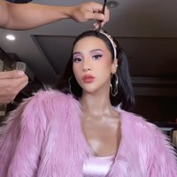 Anya Geraldine memilih tampil serba pink dengan tanktop metallic yang dipadukan dengan jaket bulu. Menggunakan lipstik pink yang dipadukan eyeshadow pink keunguan, penampilan Anya jadi bak Barbie. Foto: Instagram/@anyageraldine
