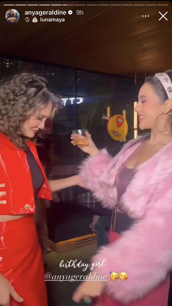 Pesta ulang tahunnya itu tampak dihadiri oleh sejumlah rekan artis, salah satunya Luna Maya yang terlihat manglingi dengan rambut keriting. Sama-sama tampil bergaya ala 90’an keduanya berhasil curi atensi. Foto: Instagram/@anyageraldine
