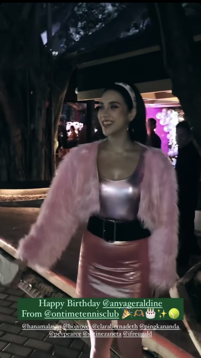 Anya juga terlihat begitu senang mendapat ucapan papan bunga dari rekan-rekannya. Ekspresi senyum sumringah selalu terlihat di wajah Anya Geraldine di pesta ulang tahunnya. Foto: Instagram/@anyageraldine