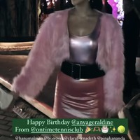 Anya juga terlihat begitu senang mendapat ucapan papan bunga dari rekan-rekannya. Ekspresi senyum sumringah selalu terlihat di wajah Anya Geraldine di pesta ulang tahunnya. Foto: Instagram/@anyageraldine