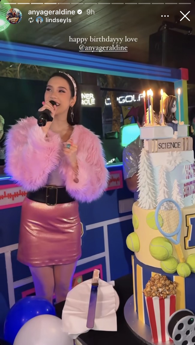 Tepat pada 15 Desember 2023 Anya Geraldine resmi berusia 28 tahun. Untuk merayakan ultahnya aktris cantik itu memilih menggelar pesta meriah bertema 90an. Foto: Instagram/@anyageraldine