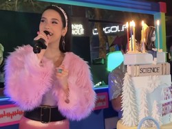 8 Foto Ultah ke-28 Anya Geraldine Bertema 90-an, Tampil Cantik Serba Pink