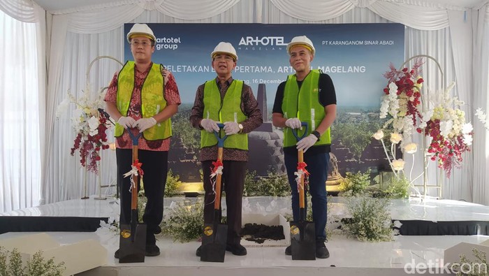 Peletakan batu pertama dimulai pembangunan Artotel Magelang dilakukan Direktur Utama PT Karanganom Sinar Abadi, Henry Gunawan, Wakil Wali Kota Magelang M Mansyur dan Director of Operations Artotel Group Daniel Sunu.