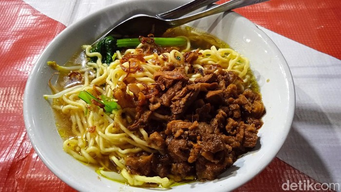 Slurrp! Gurih Kenyal Bakso dan Mie Ayam Gerobakan di Seberang Kota Tua