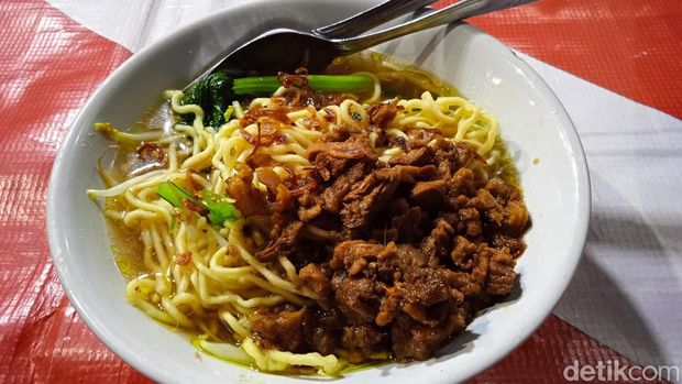 Slurrp! Gurih Kenyal Bakso dan Mie Ayam Gerobakan di Seberang Kota Tua