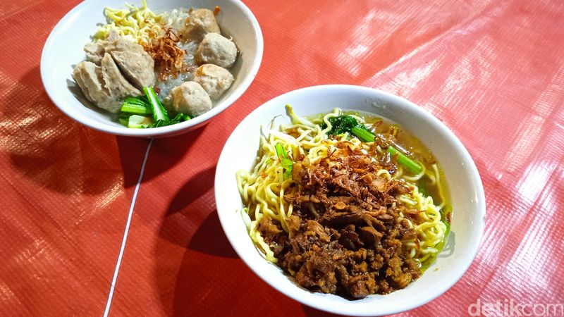 Slurrp! Gurih Kenyal Bakso dan Mie Ayam Gerobakan di Seberang Kota Tua