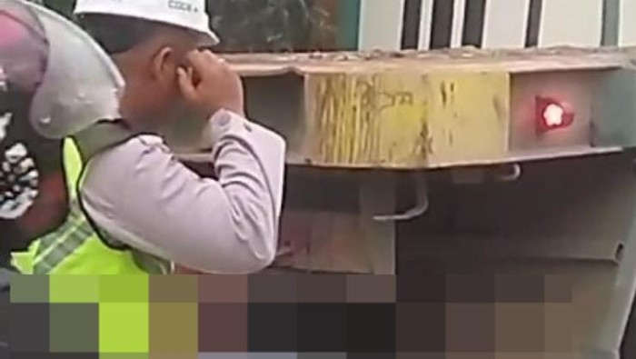 Gadis ABG berinisial ED (15) di Balikpapan, Kalimantan Timur (Kaltim) menabrak truk tronton yang sedang parkir di bahu jalan.