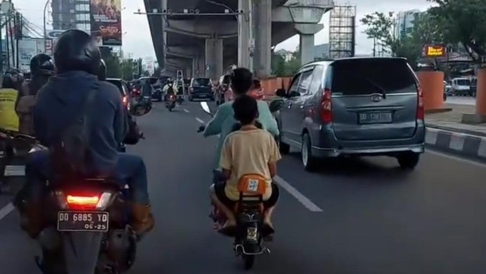 Bocah bonceng tiga tak berhelm terobos jalan raya di Makassar. Dokumen Istimewa