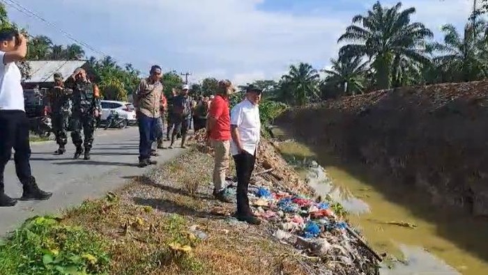 Bupati Batu Bara saat meninjau lokasi galian parit yang bermasalah. (dok. Pemkab Batu Bara)